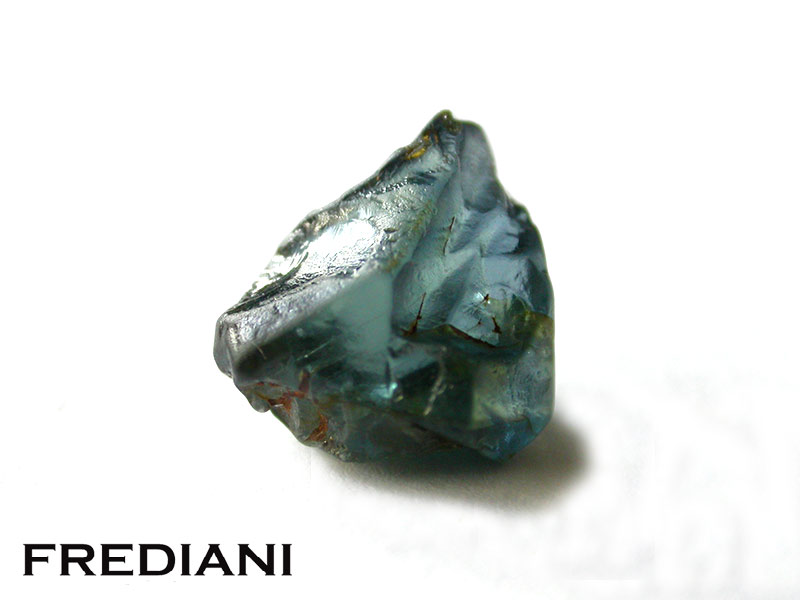 Saphir bleu, du brut à la pierre taillée