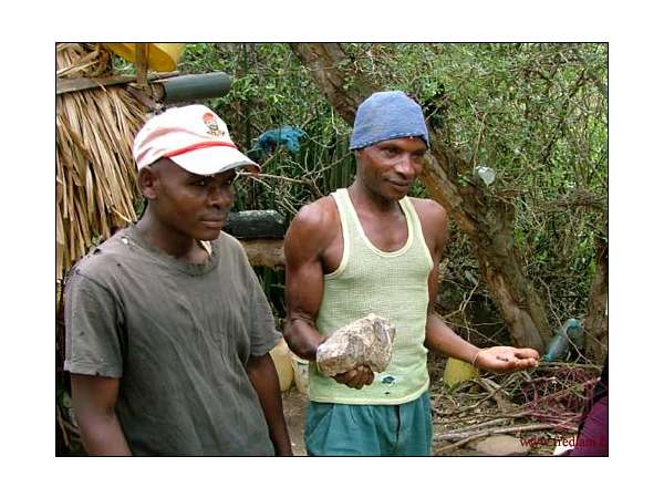 Les mines artisanales de grenats à Makanya