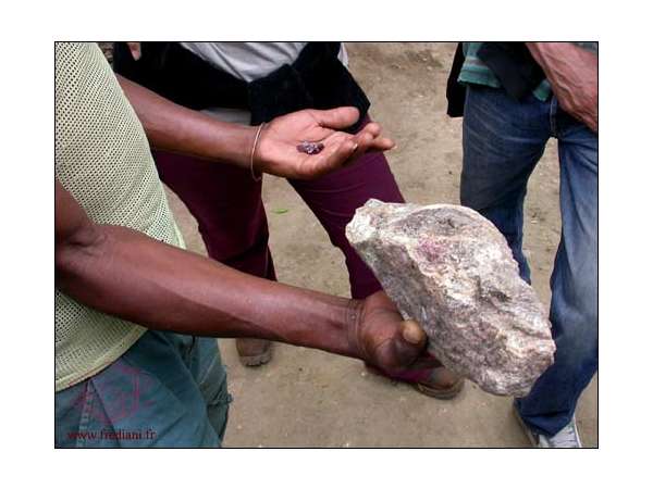 Les mines artisanales de grenats à Makanya