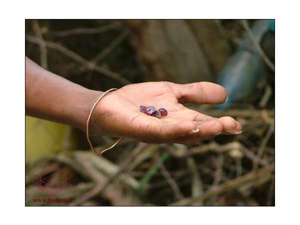 Les mines artisanales de grenats à Makanya