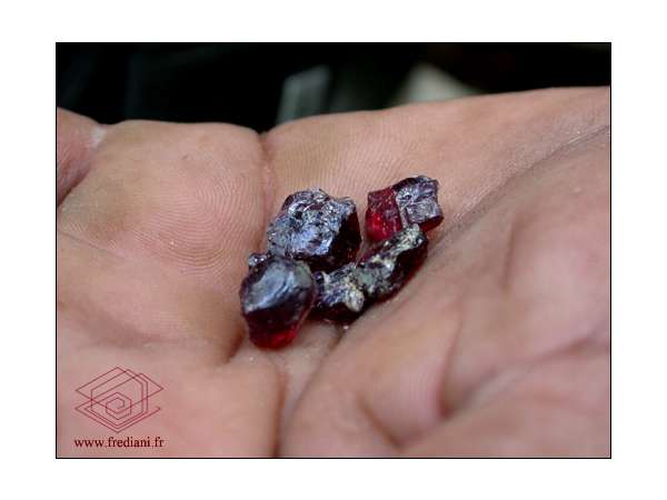 Les mines artisanales de grenats à Makanya