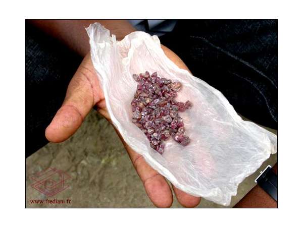 Les mines artisanales de grenats à Makanya