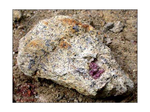 Les mines artisanales de grenats à Makanya