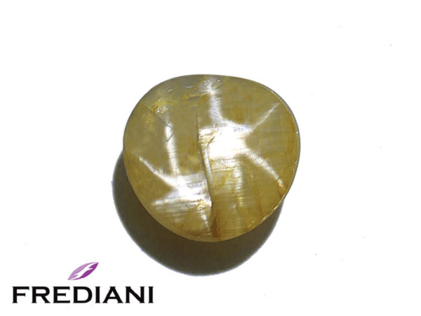 Saphir jaune à double étoile naturel 101x95 de 6.15 carats