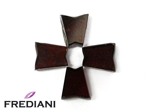 Croix de Malte en grenat almandin naturel