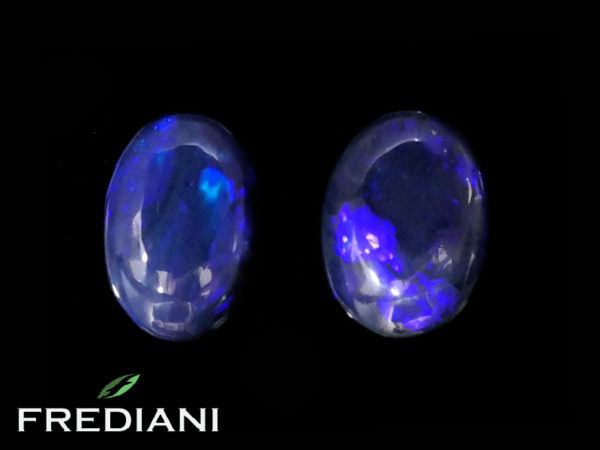 Appairage d'opales noires cabochons naturelles