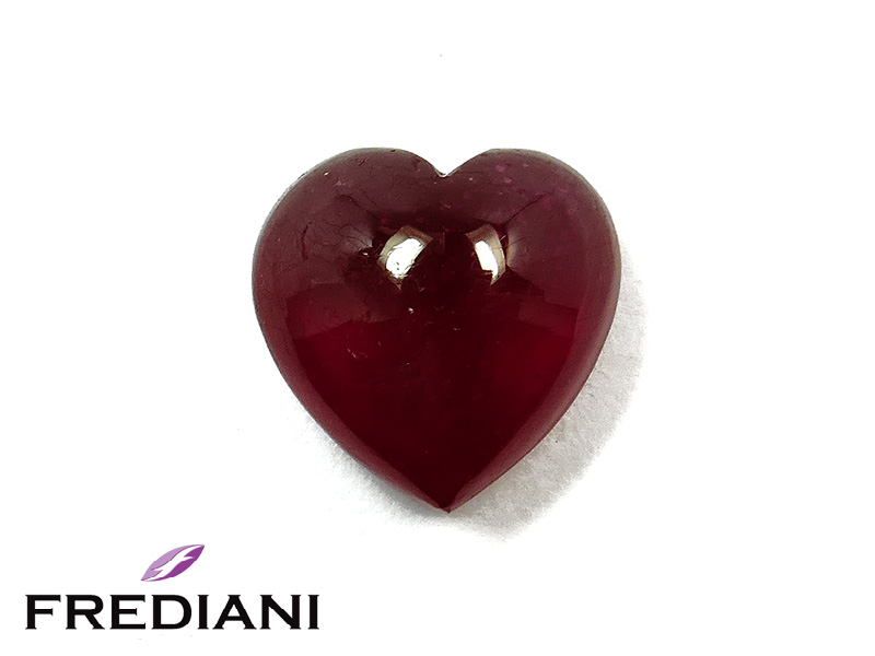 Rubis coeur cabochon traité