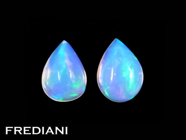 Appairage d'opales poires cabochons naturelles