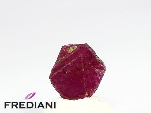 Tranche de cristal de rubis naturel