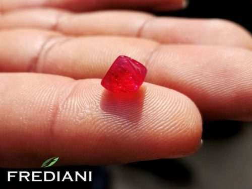 spinelle rouge de Mogok au myanmar