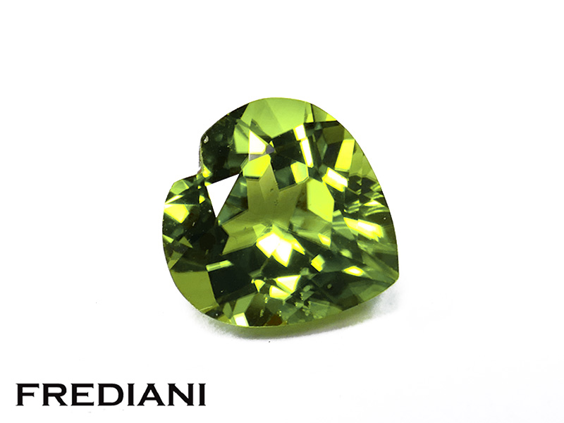 Péridot coeur naturel 100x98 de 3.65 carats