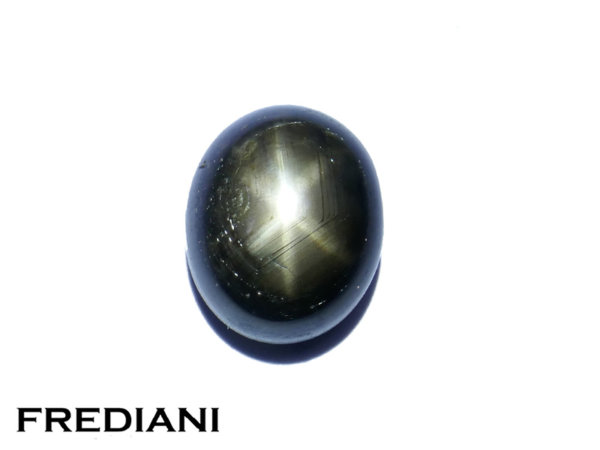 Saphir noir étoilé ovale cabochon