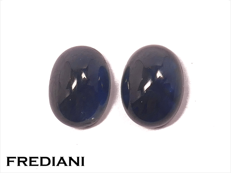 Paire de saphirs bleus ovales cabochons