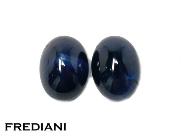 Appairage de saphirs bleus ovales cabochons