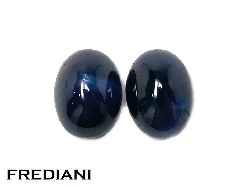 Paire de saphirs bleus ovales cabochons