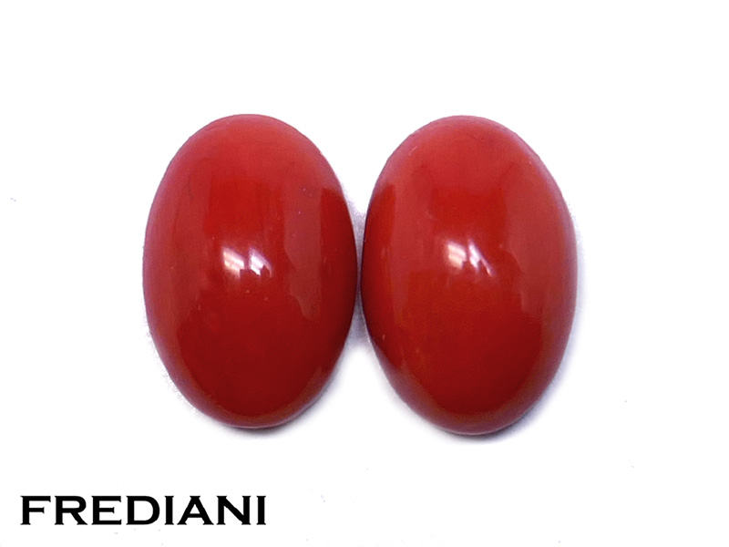 Paire de coraux rouges cabochons naturels