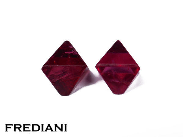 Paire de cristaux de spinelles rouges naturels