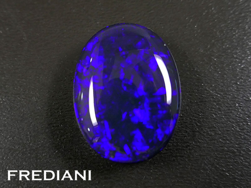 Opale noire cabochon d'Australie