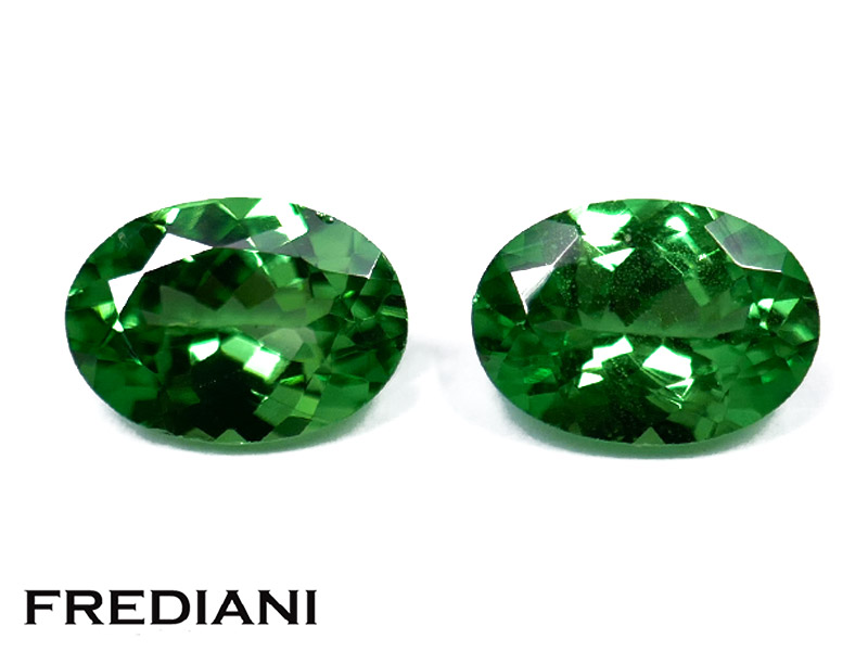 Paire de grenats tsavorites ovales naturels