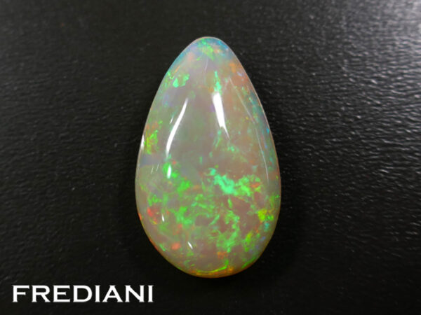 Opale d'Ethiopie poire cabochon naturelle