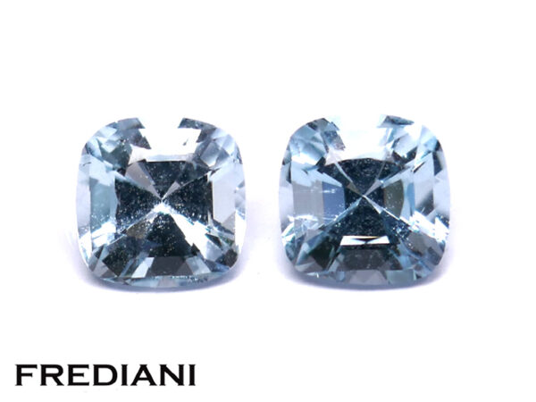 Paire d'aigue-marines coussin naturelles 64x64 de 2.09 carats en provenance de Madagascar