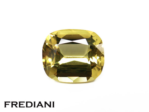 Béryl jaune heliodore coussin naturel 93x80 de 2.29 carats en provenance de Madagascar