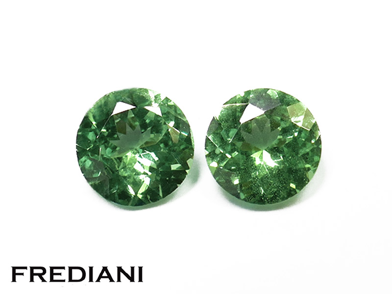 Paire de grenats tsavorites ronds naturels