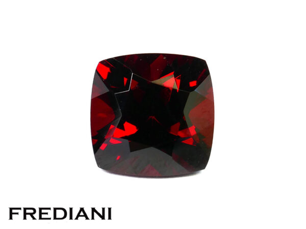 Grenat almandin coussin naturel 101x100 de 6.20 carats.