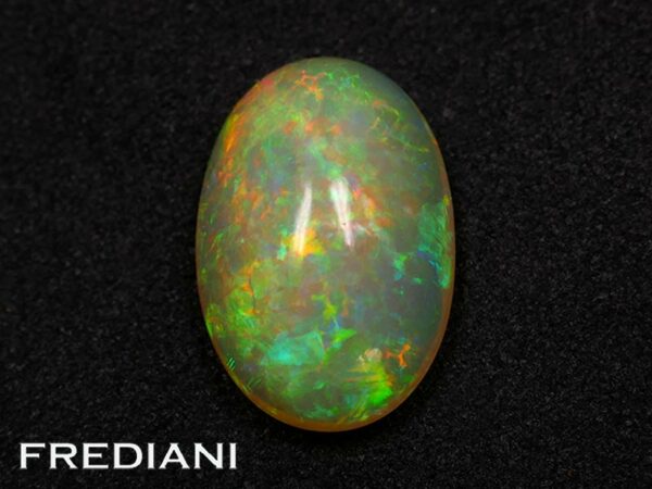 Opale d'Ethiopie ovale cabochon naturelle 186x125 de 7.12 carats