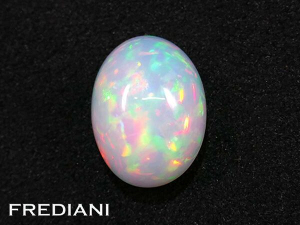 Opale d'Ethiopie ovale cabochon naturelle 155x119 de 7.15 carats.