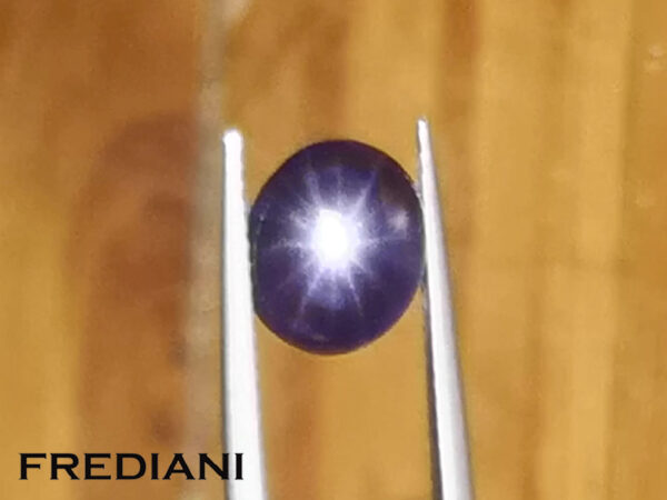 Rare saphir violet étoilé à 12 branches naturel certifié 93x77 de 4.01 carats