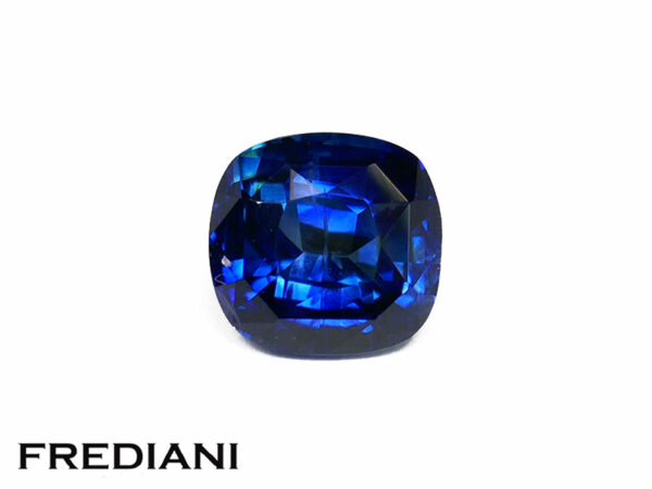 Saphir bleu coussin certifié 74x71 de 2.40 carats