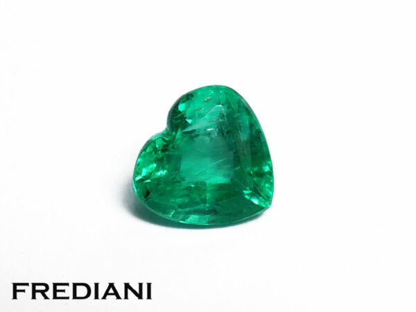 Emeraude coeur 61x64 de 0.88 carat