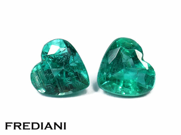 Appairage d'émeraudes coeurs 56x57 de 1.25 carat
