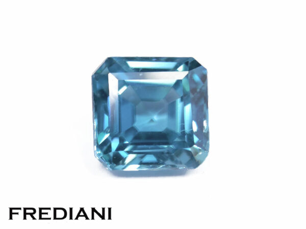 Zircon bleu carré à pans coupés 84x83 de 4.27 carats