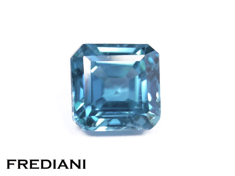 Zircon bleu carré à pans coupés 84x83 de 4.27 carats