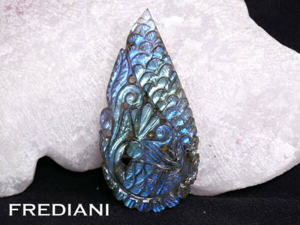 labradorite cabochon sculptée de 83.07 cts