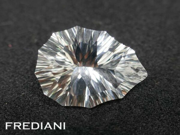 Quartz incolore poire taille concave 176x127 de 8.34 carats