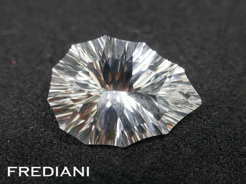 Quartz incolore poire taille concave
