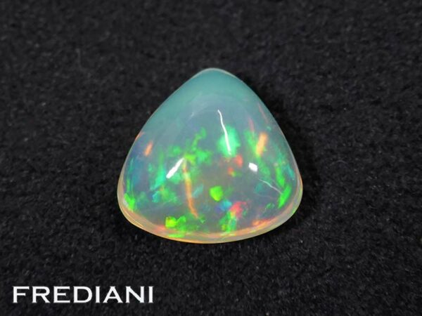Opale troïdia cabochon 110x116 de 3.33 carats