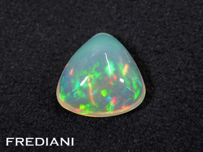 Opale troïdia cabochon