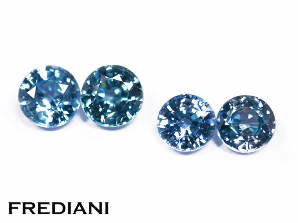 Lot de 2 paires de zircons bleus ronds 4.7 et 5.4 mm de 3.49 carats au total.