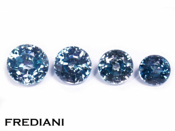 Lot de zircons bleus ronds 4.4 à 6 mm de 3.77 carats au total