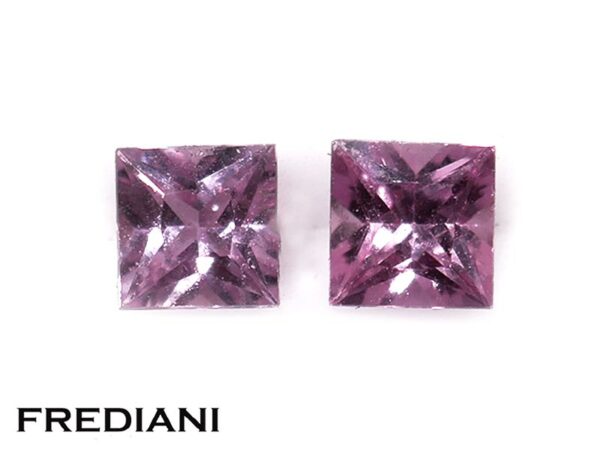 Paire de saphirs violets carrés taille princesse naturels 38x38 de 0.72 carat