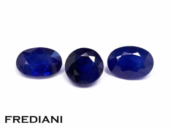 Trio de saphirs bleus ovales 6x4 et rond 5 mm de 2.02 carats