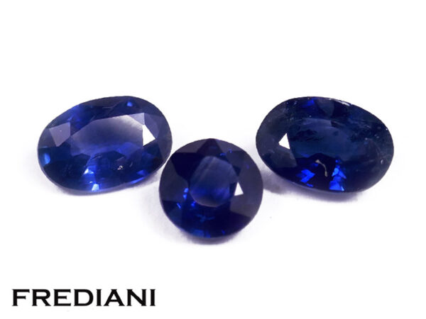 Trio de saphirs bleus ovales 60x40 et rond 4.4 mm de 1.42 carat au total
