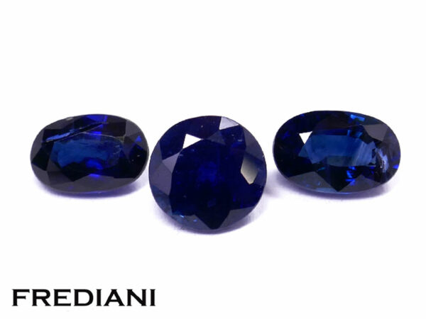 Trio de saphirs bleus ovales 6x4 et rond 5.5 m de 2.16 carats