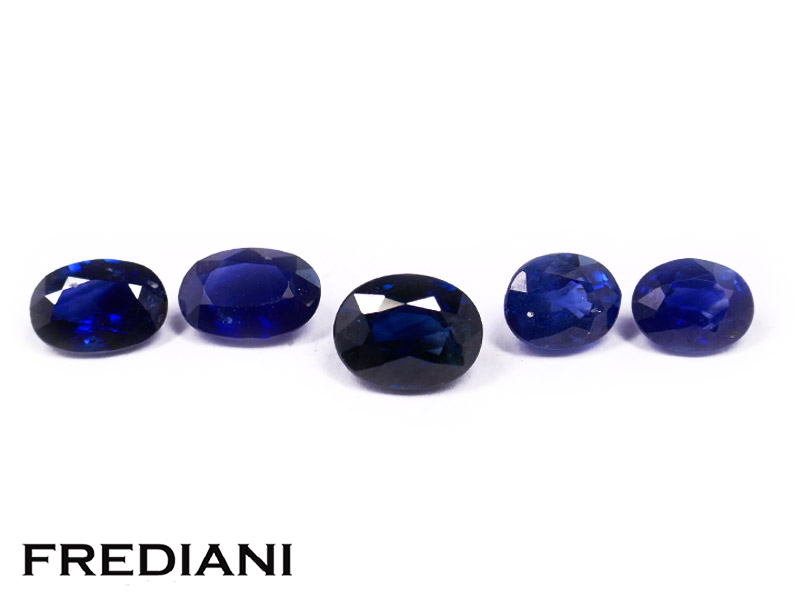 Lot de 5 saphirs bleus ovales 50x40 à 60x45 pour 2.79 carats