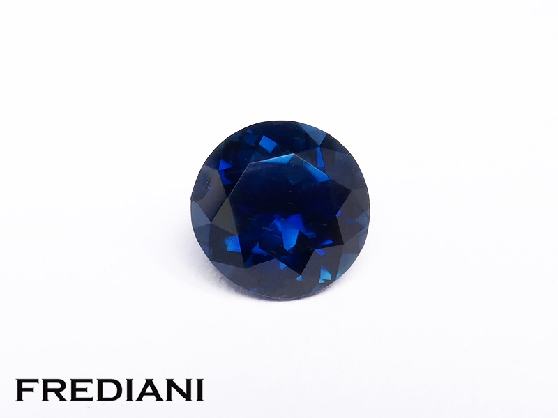 Saphir d'Auvergne bleu intense rond naturel