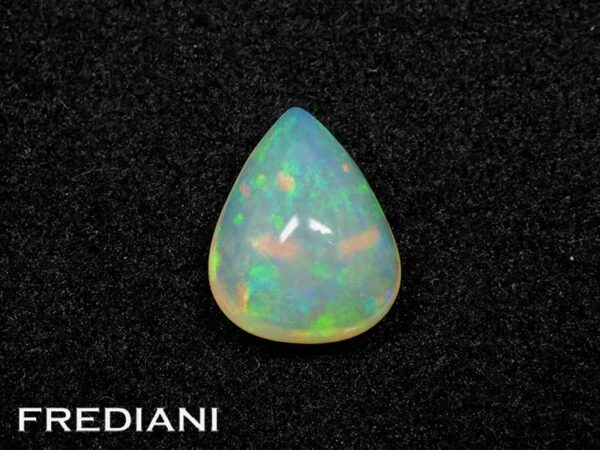 Opale poire cabochon 101x81 de 1.77 carat